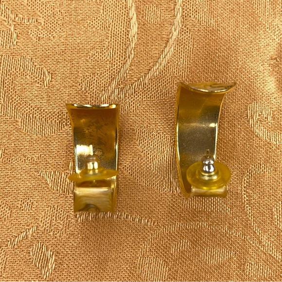 Vintage Painted Enamel Gold Hoop Earrings Post Back Retro Scroll Swirl Design - Picture 10 of 10